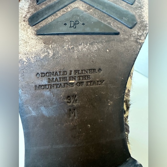 Donald J. Pliner Josh Newspaper Distressed Calf Hair Men’s Boot Size 9.5 - Picture 7 of 10